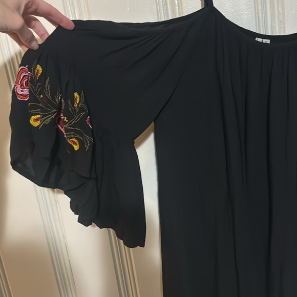 Black Off Shoulder Blouse w/ Floral Design Flowing Sleeves by Feathers Size 2X - Picture 3 of 6